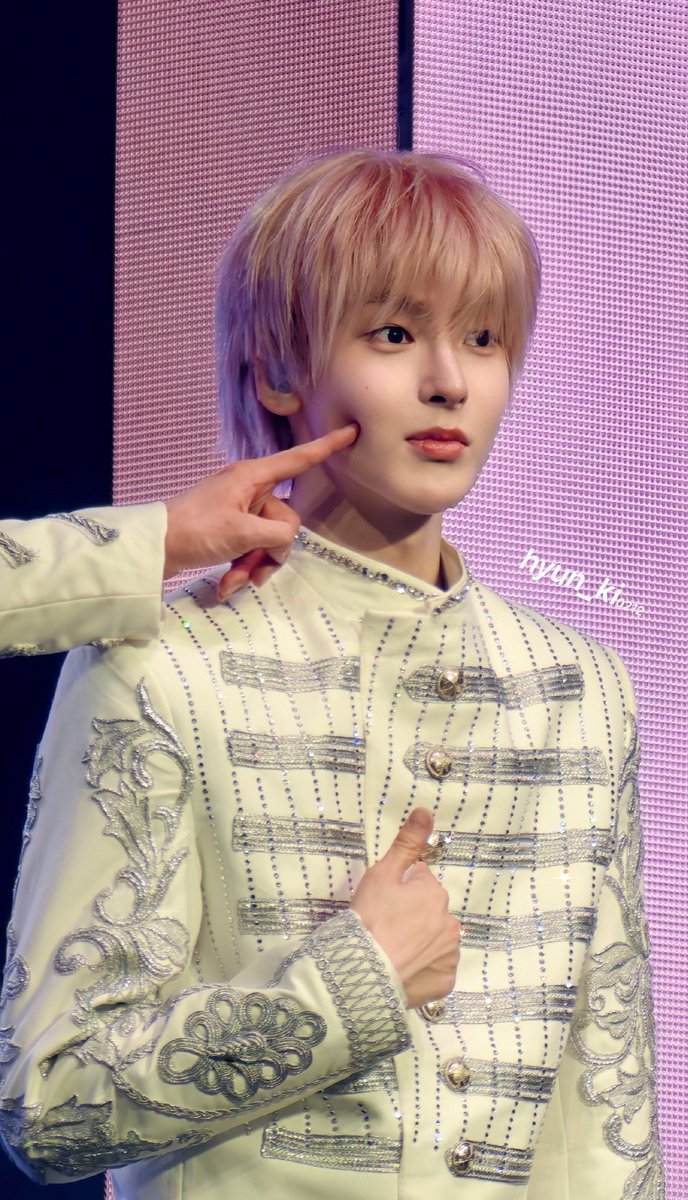 allofu4u's tweet photo. #송편즈 he poked him right on his dimple https://t.co/KX3KJM4qkg