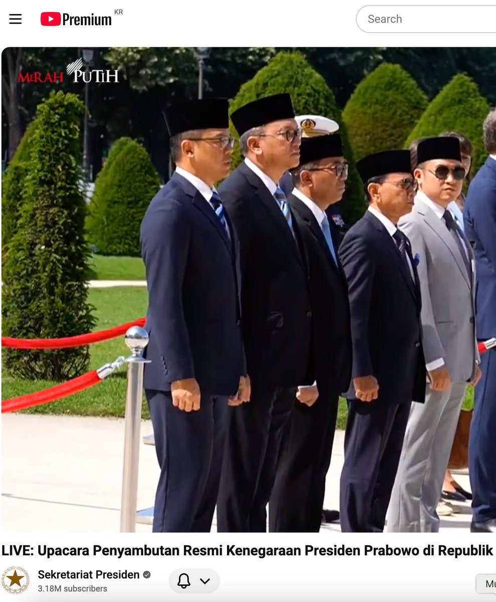 049_dwi's tweet photo. Fakta menarik hari ini: 

1.presiden tiba di paris pada hari selasa (26/5)
2.Menhan mengunjungi Yon TP 808/Mbaham Matta di papua barat pada Rabu(27/5)
3.ada agenda kerjasama militer di paris
4.norman joesoef tertangkap kamera ikut rombongan ke paris

Kalian tahu apa artinya..? https://t.co/Ilq2DeKZeY