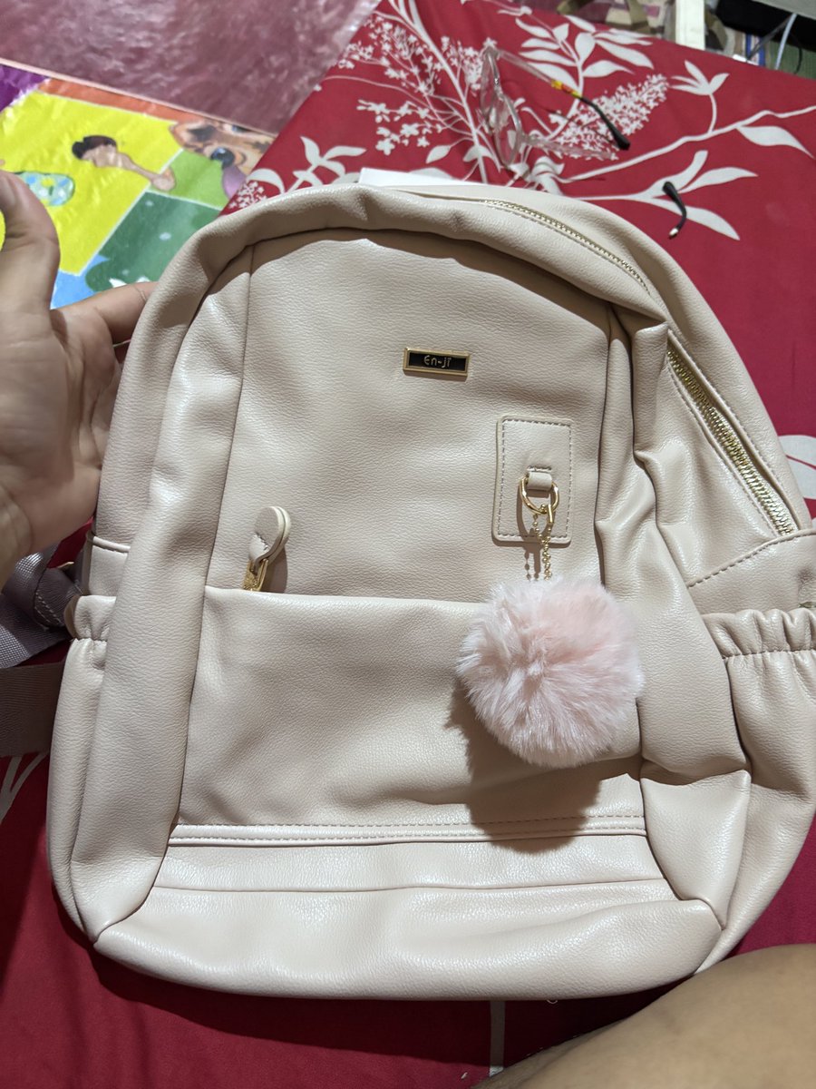 fwndrn's tweet photo. @karirfess Buat orang yg cocok pakai backpack tapi biar gak keliatan kaya orang nerd. Bisa pakai produknya Enji. Aku coba lucu karna warnanya pink. Biasa aku pakai buat kerja sama traveling hehe

https://t.co/vNgw4qhasA https://t.co/CE1tDdubGU