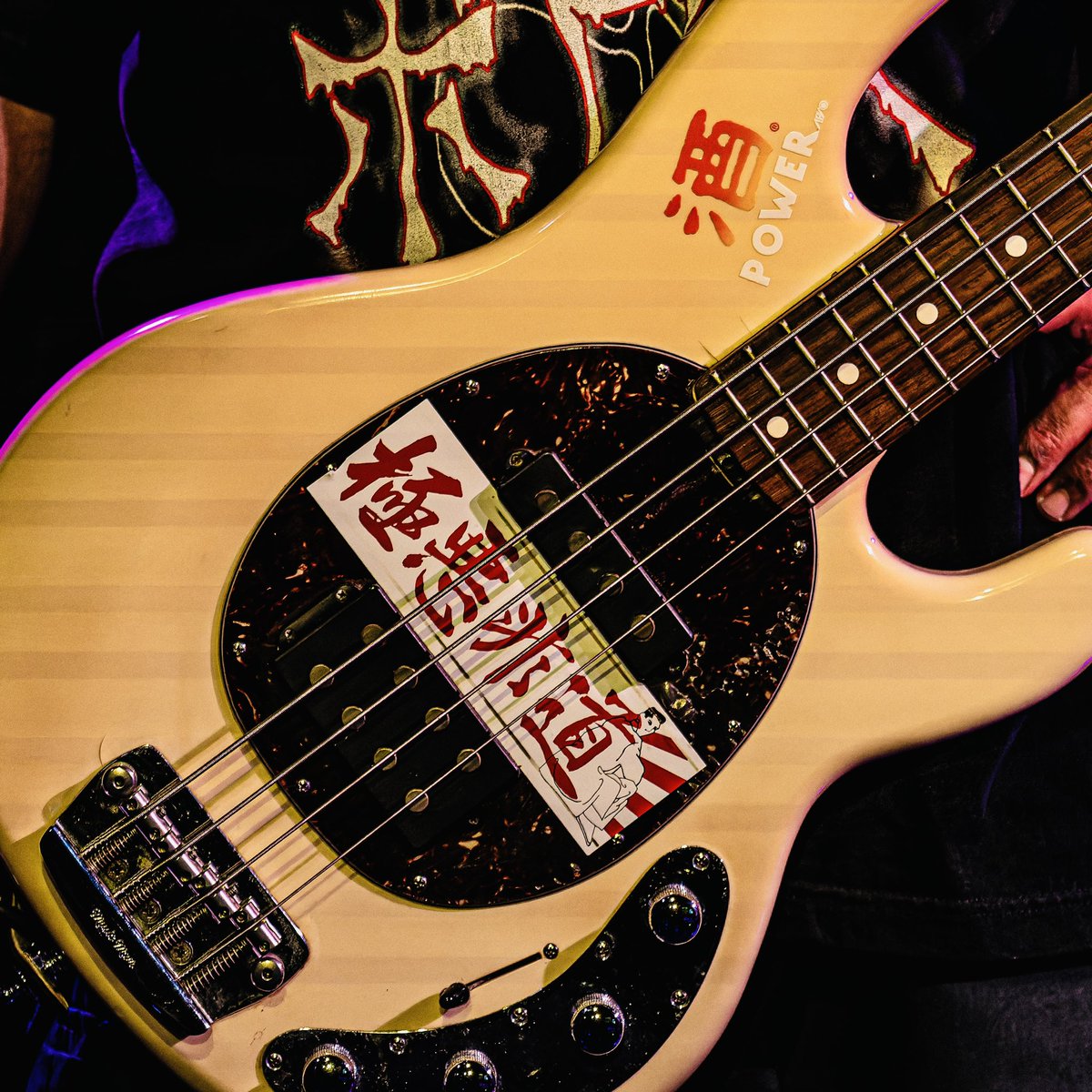 Teiousatoshi's tweet photo. 俺のベースに貼ってあるステッカー、右上のやつね🎸
大切なワードだから、夏まで覚えといてw

https://t.co/SMvQr8Xz8B

#ボロボロス   #さとし   #ジイ   #緊急着陸   #マルコス大統領 https://t.co/LkF0WrbI5v