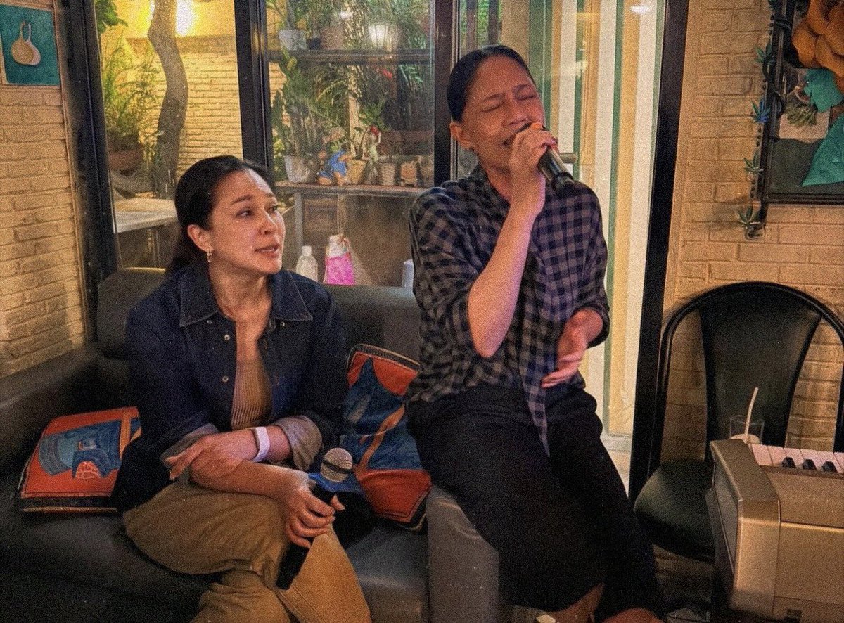 phuuuuuuuu2's tweet photo. ดอกไม้ช่อเดิมกับเจ้าของช่องดอกไม้คนโปรดลมใต้ปีกอันดับ 1 ของพี่นก 🕊️🐰😻♥️😭 #นกแหม่ม #sinleeya https://t.co/GLa3J2njKL