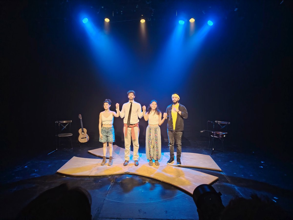 jaimegarba's tweet photo. Hoy tocó teatro. Re linda, bien hecha y una gran historia, eso es "La extraña desaparición de las luciérnagas". Vayan a verla al @ForoShakespeare seguro les va a mover cosas dentro.

@ginagranb https://t.co/ISB42wSgoq