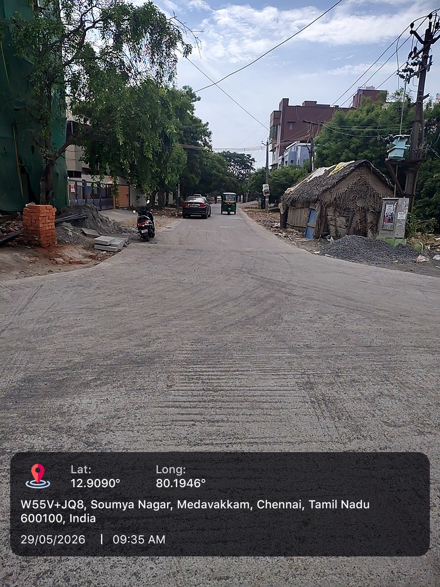 connectasho's tweet photo. I want to inform you of a serious safety hazard &amp; dust pollution regarding the newly constructed cement road at Soumya and Radha nagar, Perumbakkam.
While we appreciate the new road, the finishing work was left incomplete. 

Thread 1.

@chennaicorp https://t.co/Pk23bPXUlR