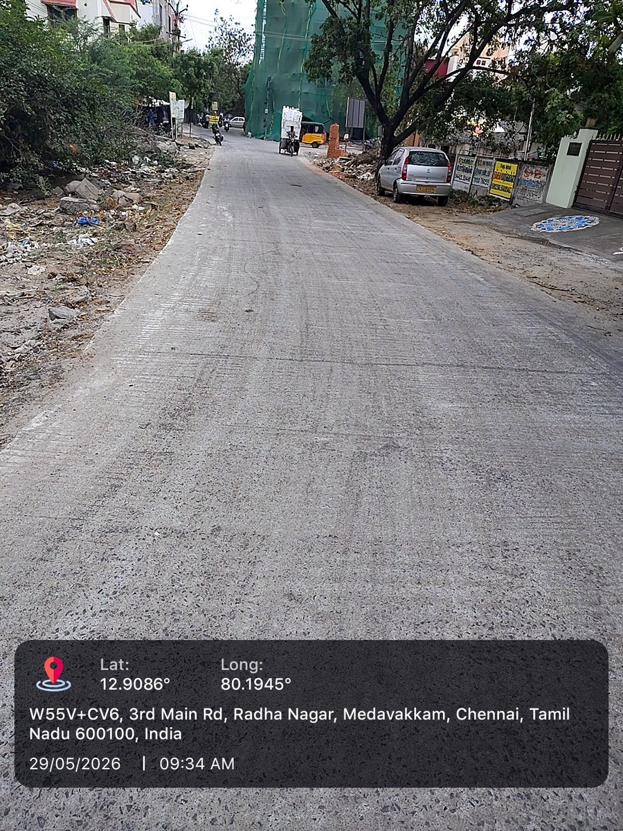 connectasho's tweet photo. I want to inform you of a serious safety hazard &amp; dust pollution regarding the newly constructed cement road at Soumya and Radha nagar, Perumbakkam.
While we appreciate the new road, the finishing work was left incomplete. 

Thread 1.

@chennaicorp https://t.co/Pk23bPXUlR
