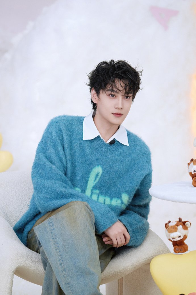 TianxuningKR's tweet photo. TIANXUNING SUTDIO Weibo Update

📸 #오늘날씨맑음#
포근한 꿈결 속, 구름이 천천히 흘러가고.
부드러운 빛이 내려앉으며, 감정도 다시 따뜻해진다.
@전허녕_ 현장 사진 도착📮

🔗https://t.co/ijkIYd2obq

XUNING AYORTOYS EMO 
#XuningLivestream 
#TianXuning #田栩宁 https://t.co/pB8hFBFKcs