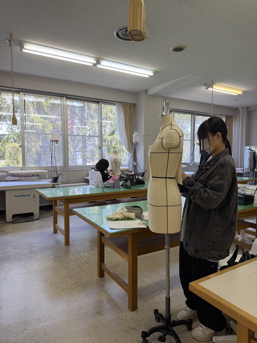 fukushoku1963's tweet photo. 授業紹介『ドレーピング』
ドレーピングとは、直接ボディ（人台）に、布（トワル）を当てて、服を造形しながらパターンを作成する方法で立体裁断とも言います。
実際のシルエットを目で確認しながら、パターン作成が行える手法です。ドレーピングはパターンメーキングの手法であるだけでなく、デザインの有効な手法でもあります。
今回は身頃の原型を組み立てました。
#北翔大学 #芸術学科 #服飾美術 #ドレーピング #ファッションデザイン