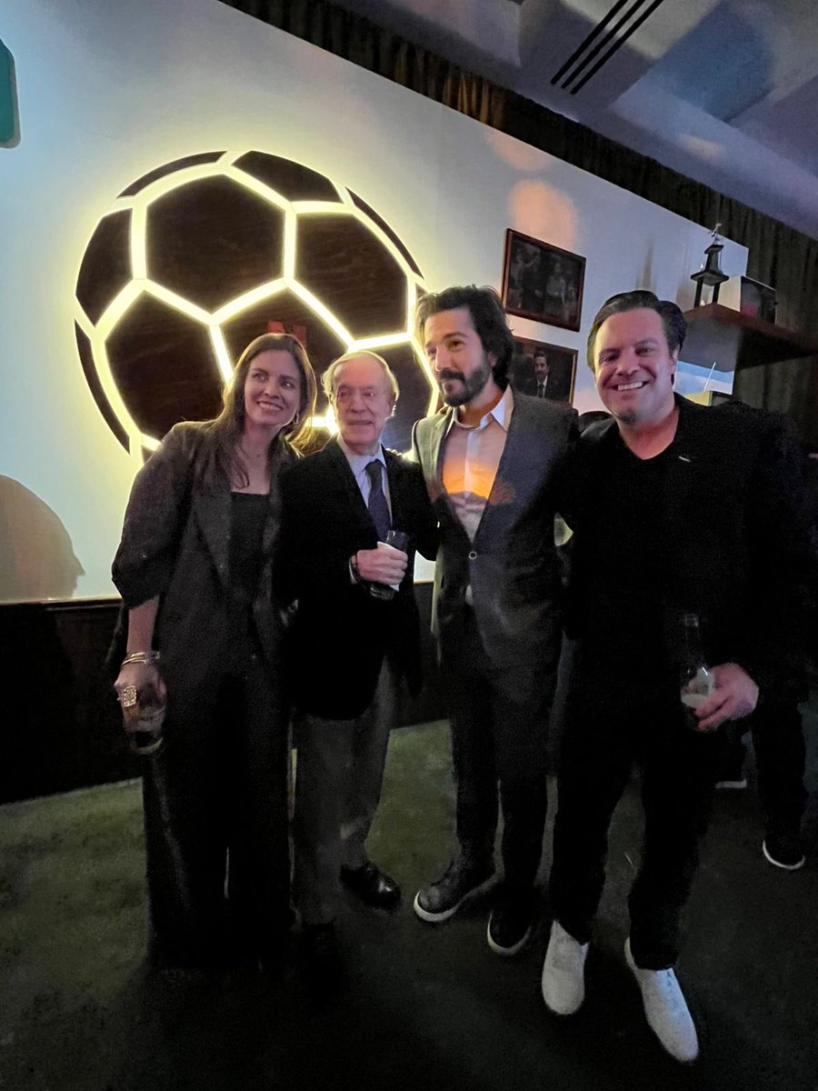 joserra_espn's tweet photo. Saliendo de la premiere de #México86’, un peliculón, entretenido, divertido y que retrata muy bien la época y situación de ese mundial. Gran trabajo de @diegoluna_ del director Gabriel Ripstein, Karla Souza, Jiménez Cacho y sobre todo de mi hijo @JuanPabloFdz que me interpretó de maravilla, estoy muy orgulloso de él, gran actor.