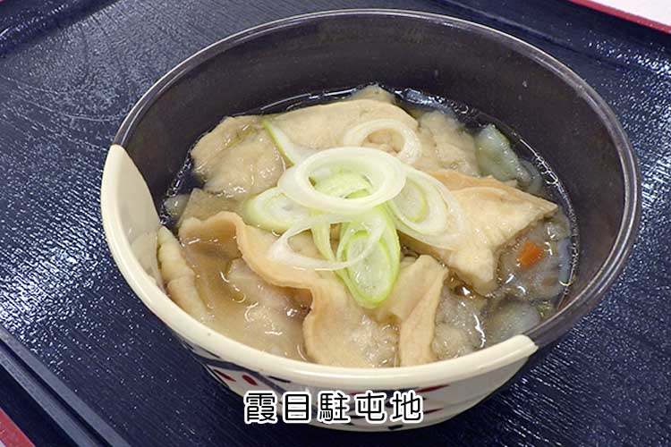 NeaAdminpr's tweet photo. 今月の同仲釜飯は先月のセリ鍋に引き続き、ほっこりお鍋シリーズ第2弾！
第7回の同仲釜飯は八戸駐屯地ご当地メニューの「せんべい汁」でした。
雪の日は、せんべい汁日和です。肉と野菜のうま味をふんだんに吸い込んだせんべいが身体に染みわたります。
「嚙むほど染みる、せんべい汁」、これが八戸の実力です。
次回3月11日（水）は、秋田駐屯地ご当地メニューを提供予定です。
「おなかまめしが食べられるのは、東北方だけ！」
「そうだ、おなかまめしを食べに行こう！」
#自衛隊 #陸上自衛隊 #おなかまめし#ミリ飯（ハッシュタグ）