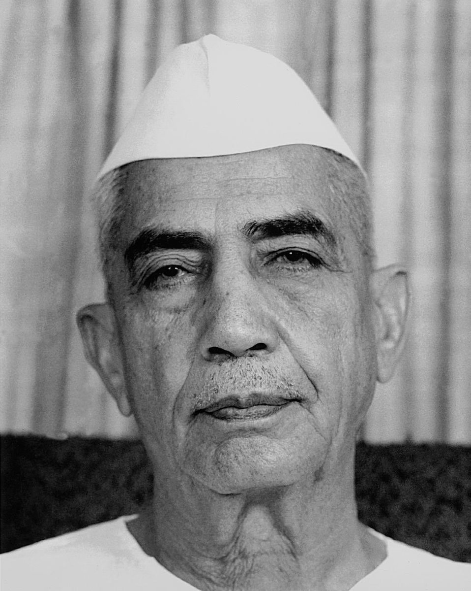 KVSinghMPGonda's tweet photo. भारत के पूर्व प्रधानमंत्री एवं ग्रामीण भारत की आवाज़, भारत रत्न चौधरी चरण सिंह जी की पुण्यतिथि पर उन्हें श्रद्धापूर्वक नमन।

सादगी, ईमानदारी और जनसेवा के मूल्यों पर आधारित उनका व्यक्तित्व आज भी देश के लिए प्रेरणा का स्रोत है। 
किसान हित, सामाजिक समानता और गाँवों के विकास के लिए किए गए उनके संघर्ष और योगदान को राष्ट्र हमेशा सम्मान के साथ याद रखेगा।
#चौधरी_चरण_सिंह