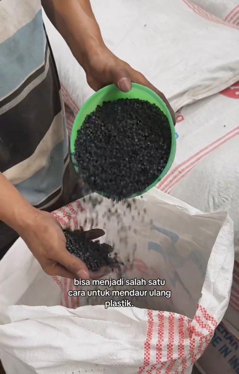 byraa___'s tweet photo. Jujur ni local brand keren banget 😭🫶🏻
Mereka punya bengkel sendiri buat produksi sol heels-nya, dan yang bikin salut bahan solnya dibuat dari limbah plastik daur ulang ♻️ https://t.co/py20TexuYD