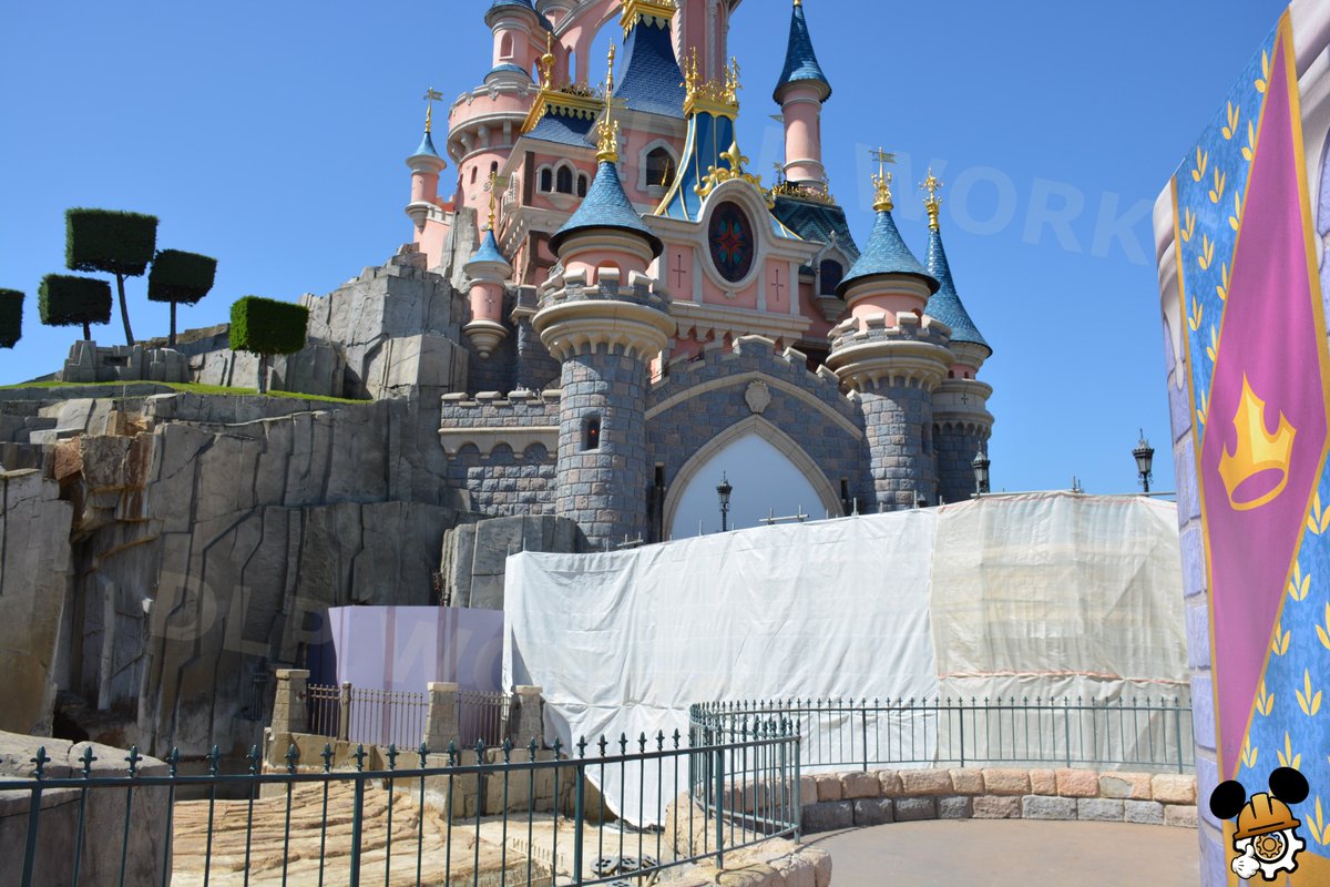 DLPWorks's tweet photo. [Analysis] 🚧 Update on Sleeping Beauty Castle Bridge Refurbishment!

➡️ Behind the tarps displaying the Castle's design, work continues with the removal of the bridge's decking!
➡️ Fountains & other technical elements will remain deactivated during the project, currently scheduled to continue until September at #DisneylandParis.