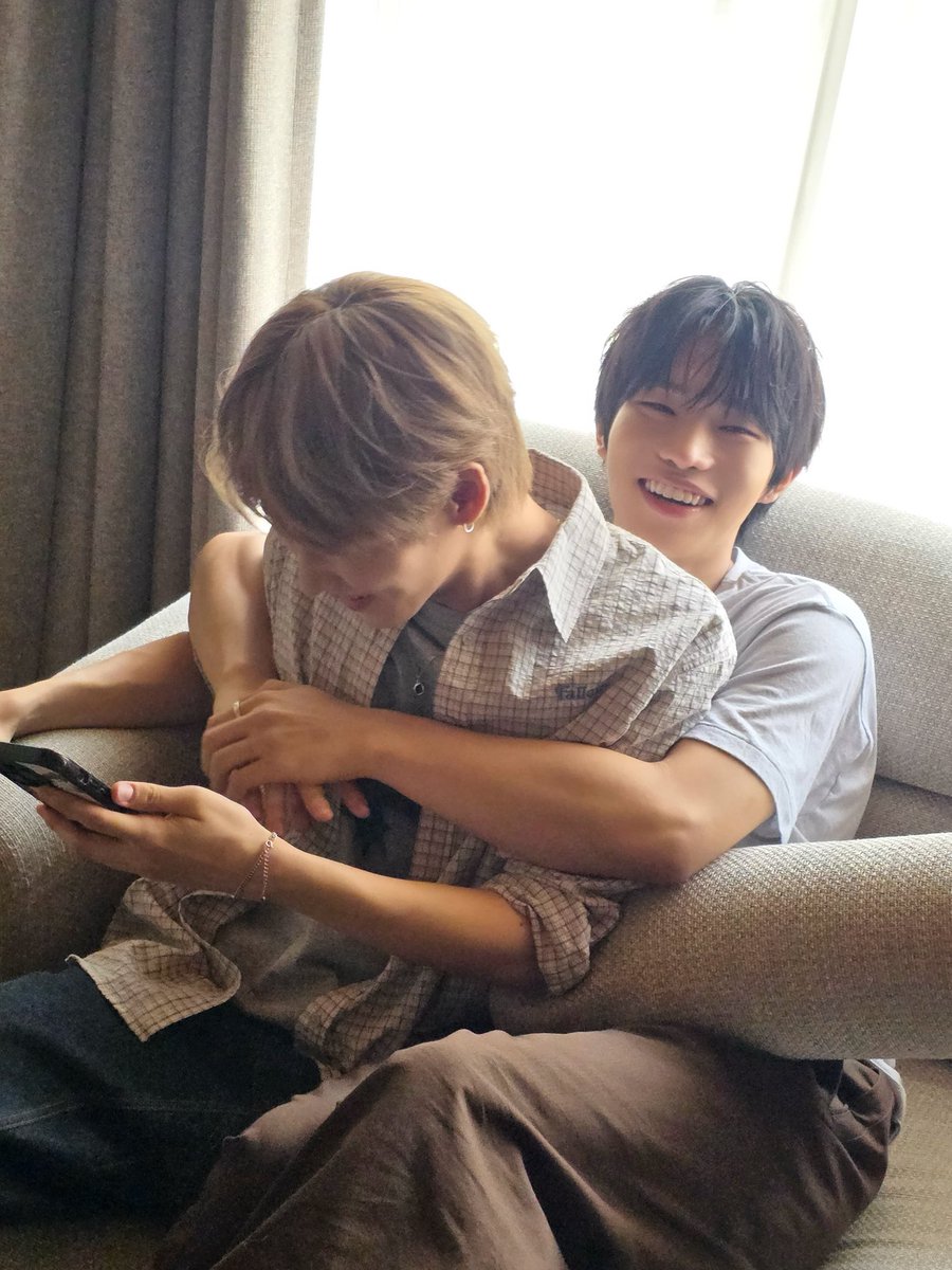 POW_grid's tweet photo. [#JUNGBIN]
열아홉에 만나 벌써 24살 생일을 축하하고 있다는 게, 
오랜 시간 서로 가장 가까운 곳에서 기쁨과 슬픔을 함께 나눴다는게 뭔가 신기한 거 같아 
오랜만에 갤러리 들어가서 너랑 찍은 사진들 보는데 시간 참 빠름을 느껴. 매년 함께하는 생일에, 매일 함께인 너에게 더 이상 무슨 말을 전해야 할 지.. 굉장히 어렵네 ☺️
올해 들어 남모르게 많은 고민과 생각이 있었는지, 요즘 널 보면 정말 열심히 한다 라는 생각이 들어. 아직 해야 할 것도, 하고 싶은게 많은 우리이지만 같이 더 열심히 잘 해보자
늘 고맙고 사랑한다 현빈아
아 사랑은 뺄게 너무 이상하다 화이팅이다 현빈아 😁😁
진심으로 생일 축하해 🎉🎉
#POW #파우 #정빈 #HAPPY_HYUNBIN_DAY
