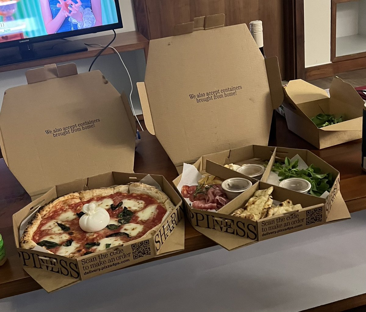 bfdee8's tweet photo. これベトナムが本店だよね🥺日本の麻布台ヒルズ店も美味しいけどやっぱ値段高いからコスパはベトナムの店舗がピカイチ！ブッラータチーズとフルーツのサラダ(1枚目)がまじで美味しいのに千円ちょいなの、、Uberもできるからダナンのホテルでほぼ毎日食べてた🤤💞 https://t.co/wxc9Z0rQb4