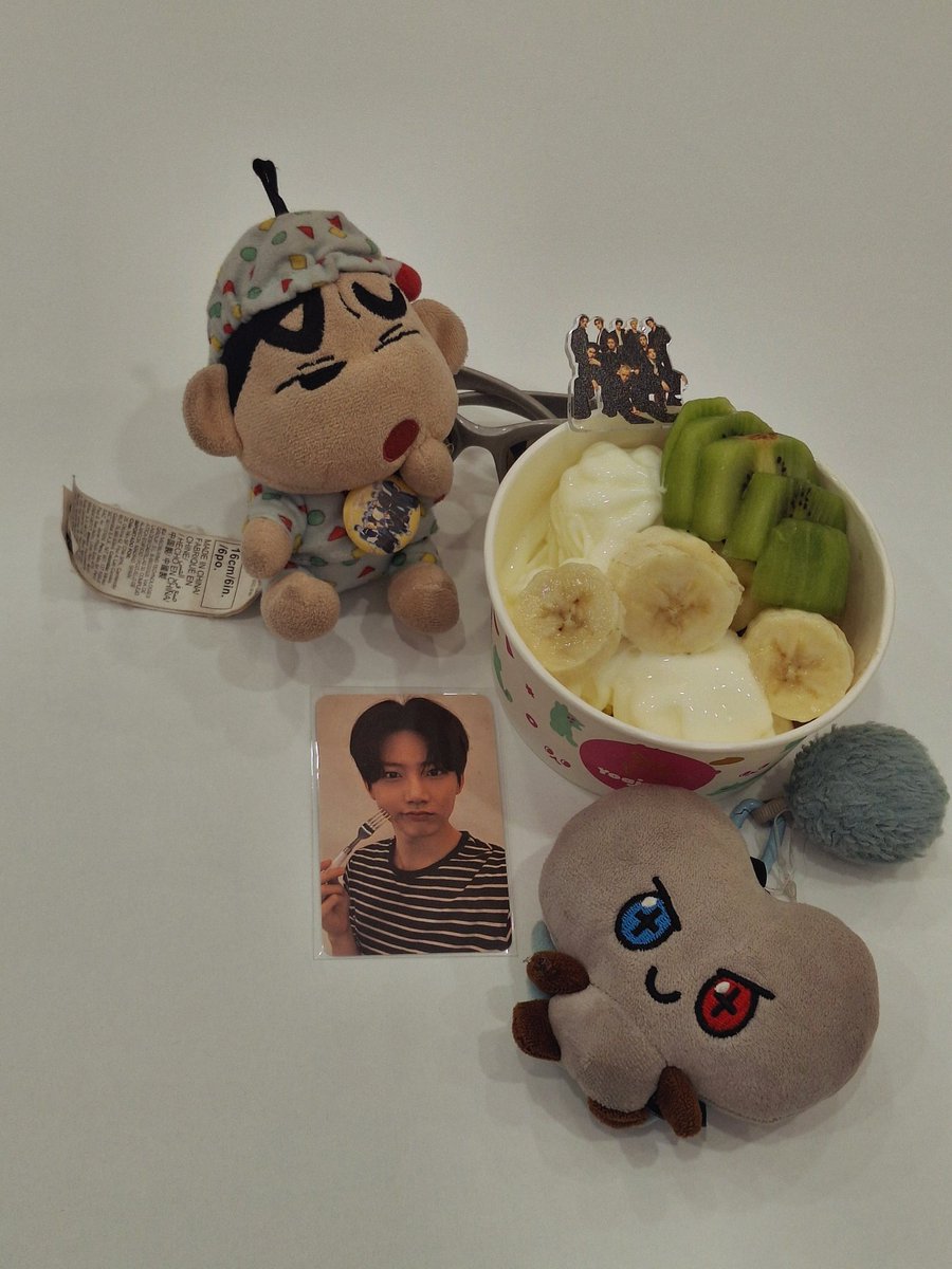 kyustellation's tweet photo. ۶ৎ Yoajung Junkyu's Pick! 🍨🐨

paling AFFORDABLE dari semua idol's pick & kayanya paling SEHAT, krn pure buah doang (kiwi & pisang), no topping no sauce 😭 

dan menurut aku ini super duper MENGENYANGKAN krn kebetulan aku blm sarapan waktu makan ini, tapi next time spertinya mau coba tambah sauce+topping... ㅠㅠ

overall 10/10 karena picknya pacar aku hehe :3