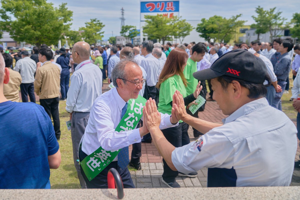 hideyohanazumi's tweet photo. 昨日は糸魚川、上越を回りました。
鈴木大地参議院議員より心強い激励をいただきました。
いただいた激励を原動力とし残り2日の選挙戦、最後まで全力駆け抜けてまいります！
本日もよろしくお願いします！
「いいね」「リポスト」で応援よろしくお願います！
#新潟県知事選挙 #はなずみ英世 https://t.co/8xPFKdYWT5