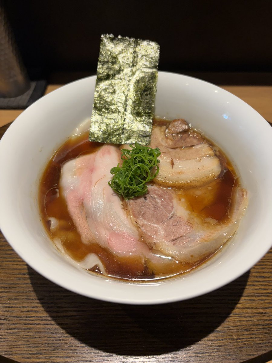 Mu83200457's tweet photo. 2026.05.19(火)らぁ麺や嶋@ramenya_shima 

☑︎らぁ麺【醤油】(1400円)

東京2日目の朝は最早定番とかした此処から
てくてく歩いて行くと、店頭に見た事ある顔が並んでたw😳
広い東京で、この日この場所でバッタリするなんてꉂ🤣𐤔
久々の醤油は、以前よりも角が立った感じがせず、美味しかった😋 https://t.co/yqyCHKdOXe