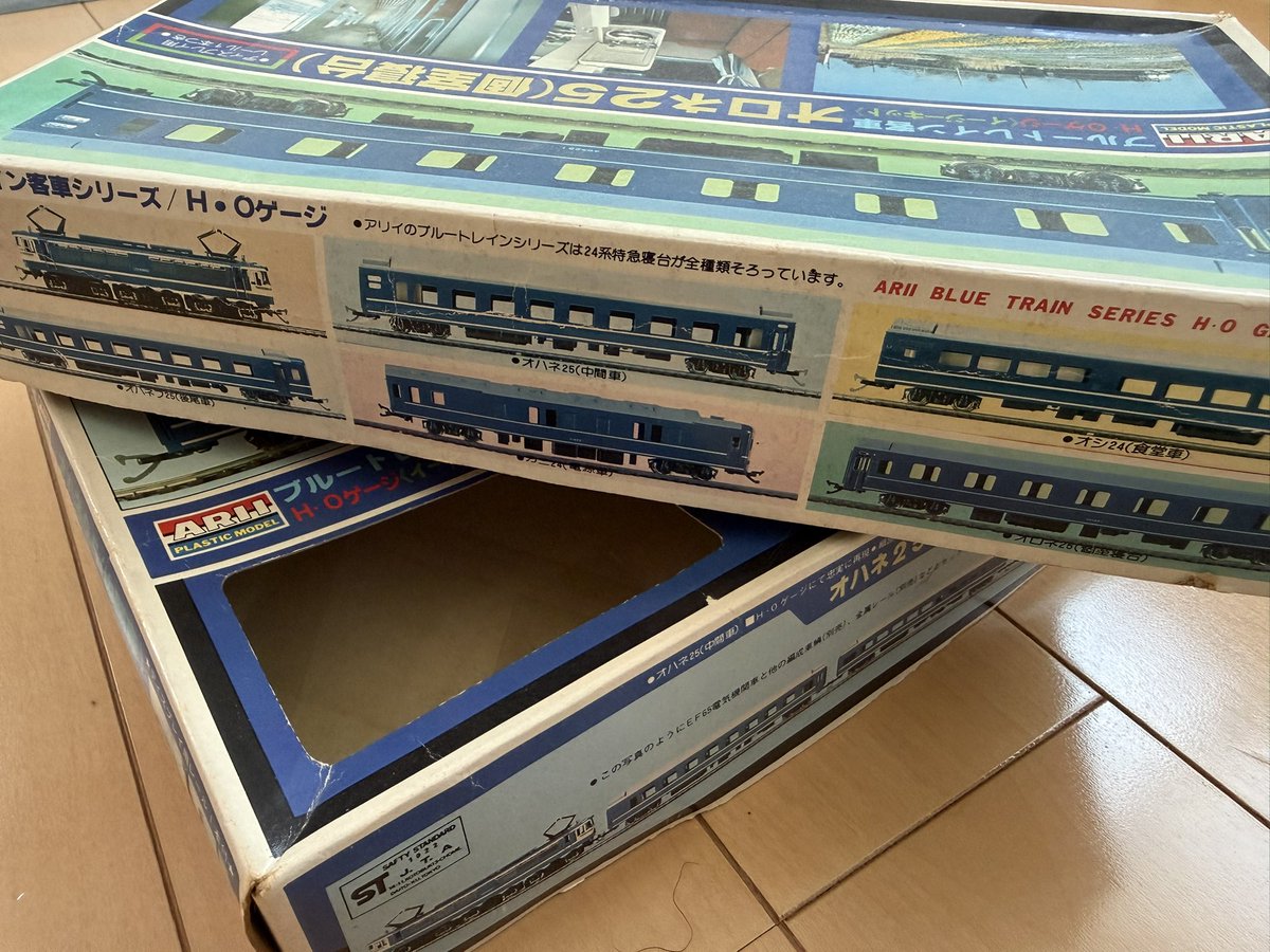 ryu_783's tweet photo. 20年前に頂いたARIIのブルートレインシリーズ。当時1両1000円以下とお手軽にHOゲージが楽しめました。 https://t.co/0879BE5nvP