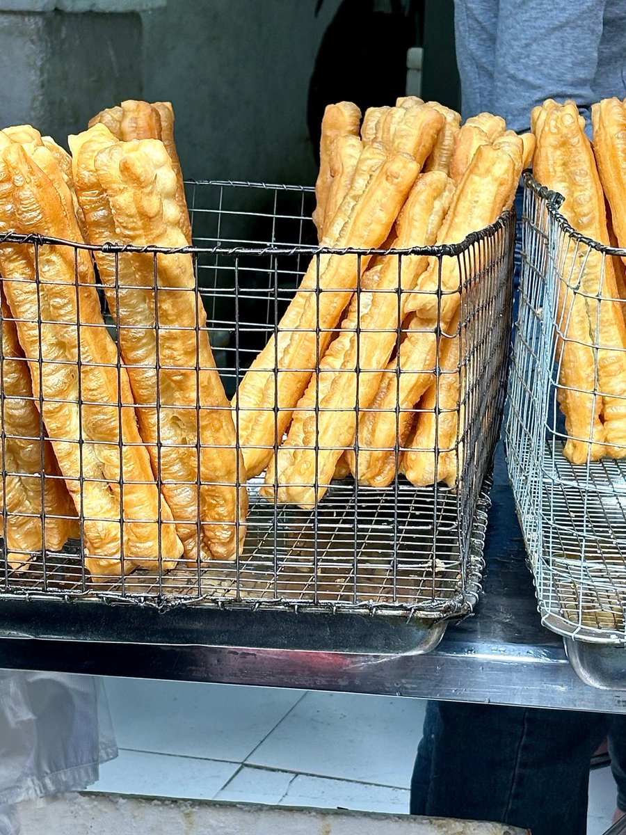 AlexisEMadera's tweet photo. Craving something crispy and savory Check out this freshly fried Chinese fried dough stick sold by the roadside! Perfect with soy milk for a yummy breakfast. #StreetFoodVibes https://t.co/JLMKkcCQ0Y