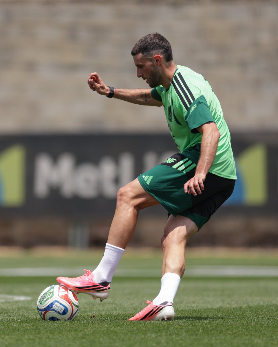 Santiago Gimenez tweet media