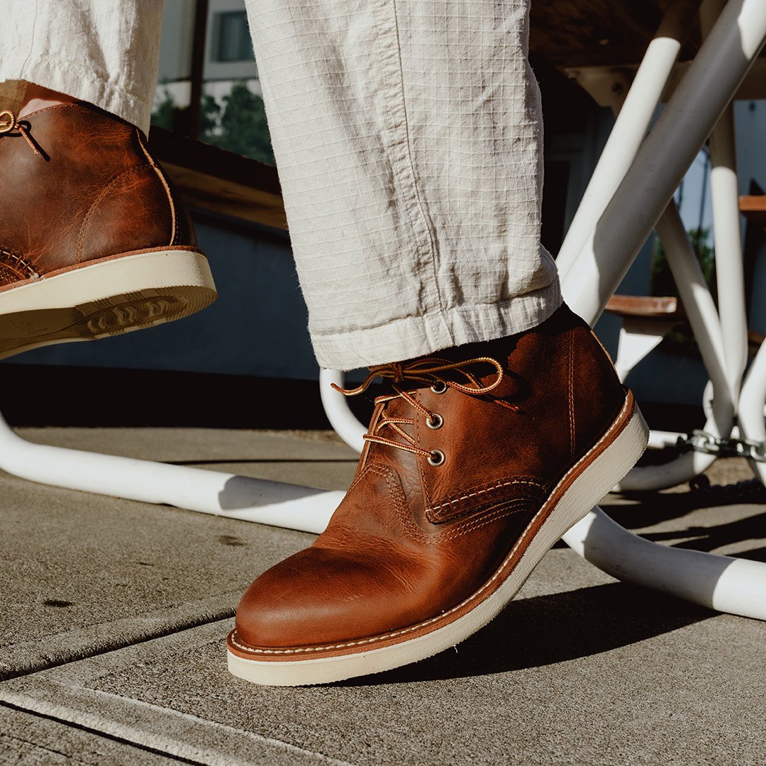 Red_Wing_Japan's tweet photo. 【🛒Men's Restock】
本日発売！！

Style No.3137
Work Chukka
Copper Rough & Tough Leather

国内では以前に少量のみ販売がされていたUS品番アイテムが待望のリストック✨ポストマンと同じ210番ラストを使用し、跪く軽作業にも適した柔軟でクッション性もあるアトラストレッド・ソールを組み合わせた軽量かつ快適な履き心地のくるぶし丈ブーツ。脱ぎ履きもしやすく、短靴の持つ軽快さとワークブーツの機能を併せ持った現代のライフスタイルにぴったりの靴だと言えます。

https://t.co/SaPQJHf798

#RedWing
#レッドウィング
#RedWingHeritage