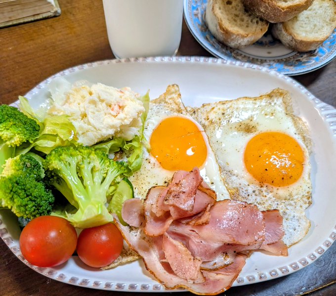 朝ごはんは玉子とベーコンの2種盛り。 