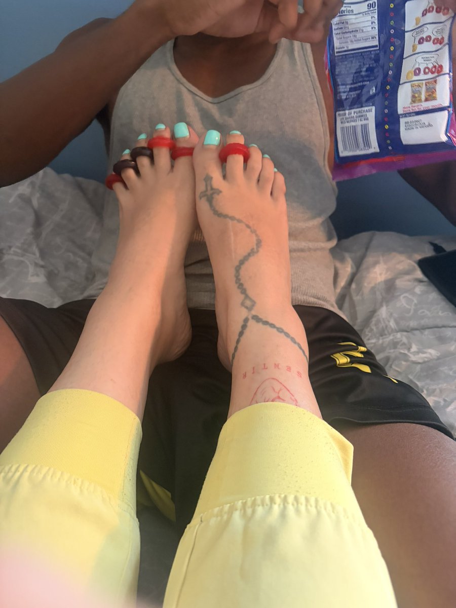 lizzybadazzfeet's tweet photo. Can you taste them? So yummy!! The are life savers 👣🦶🏽🦶🏽 https://t.co/q5kcTZMQuD