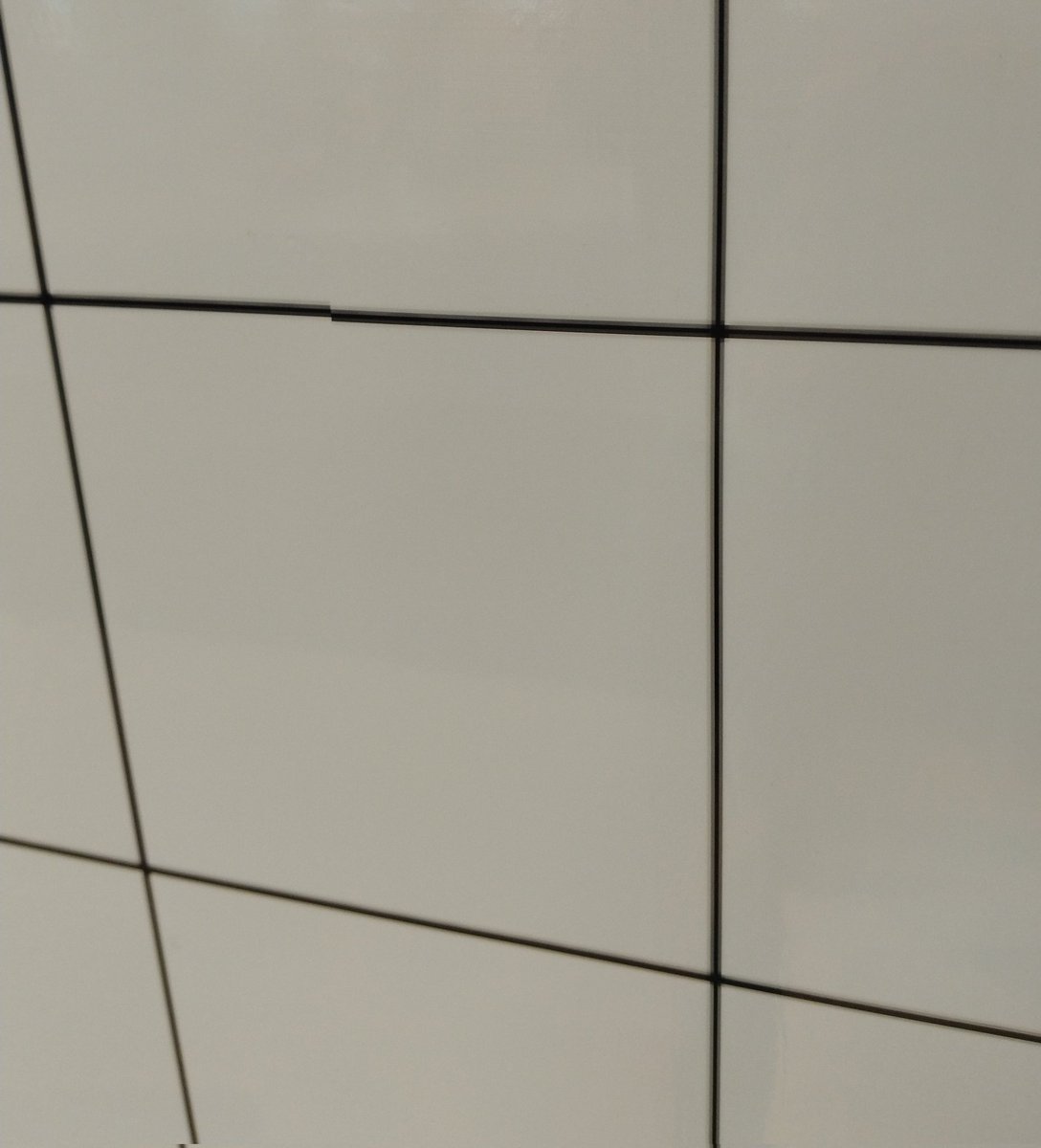 tori_digi's tweet photo. 今日寄ったマクドナルドの壁、
シームがズレてるし、テクスチャー解像度が低くて激アツ https://t.co/0hbTue0d0F