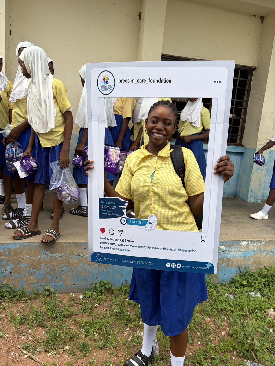 PREESIM_CARE's tweet photo. To celebrate the world Menstrual hygiene day, we partnered with @KWASUMSA__ to carry out an outreach at Government high school Malete, we were able to reach out to over 250 girls, we distributed hygiene supplies and educated them on period hygiene, https://t.co/gLpuL6v4QO