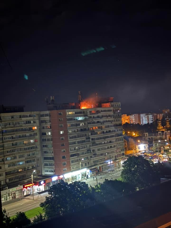 oana_toiu's tweet photo. A russian drone carrying explosives, involved in the bombing of infrastructure in Ukraine crashed in Galați, Romania, causing a fire on the roof of a residential apartment building. 

Two persons sustained minor injuries and several residents required medical attention, the building was evacuated.

Two aircraft and a helicopter belonging to the Romanian Air Force were scrambled when Russian drones appeared on the radar, they had permission to shoot.

This incident represents a serious and irresponsible escalation by the Russian Federation.

Romania will take the necessary diplomatic response measures regarding this serious violation of international law and of its airspace.

Romania has informed European member states, the Allies and the NATO Secretary General of the circumstances and has requested measures to accelerate the transfer of anti-drone capabilities to Romania.

The Russian Federation bears direct responsibility for these grave and irresponsible actions.

Romania will act with the utmost determination to increase international pressure on the Russian Federation with a view to achieving an immediate and comprehensive ceasefire.

Foto: IGSU