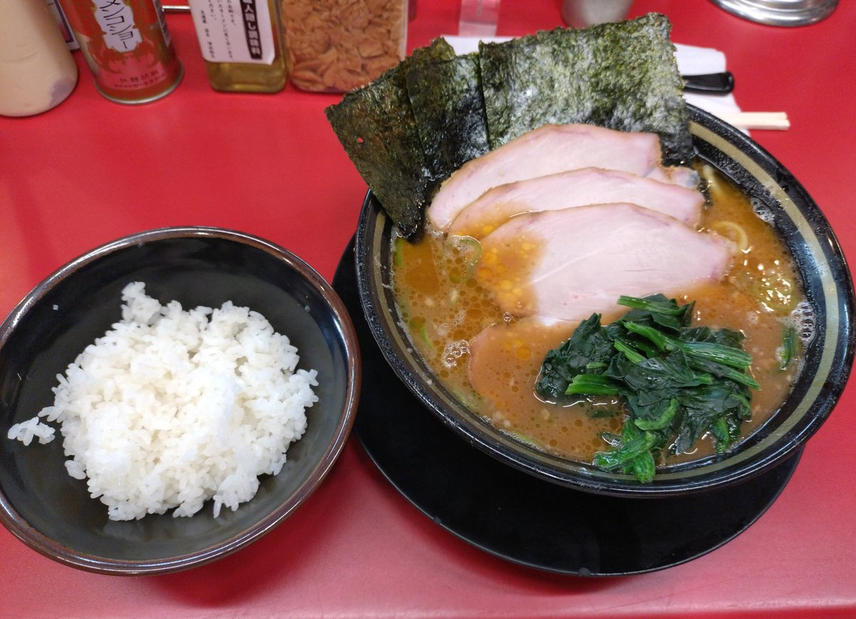 natsuba's tweet photo. 王道家直系 IEKEI TOKYO＠末広町
『チャーシューメン(3枚)』1050円
『半ライス』100円

所用で御徒町付近に居て、待ち10人程だったので接続⏱️

オープン直後なのもあり、出汁感ライト目で醤油が立った味わい🤩

ライス必須ですね🍚

麺柔めで頼みましたが、今日のはしっかり目な食感🍜

塩分補給完了😋 https://t.co/bzVqzbfFU5