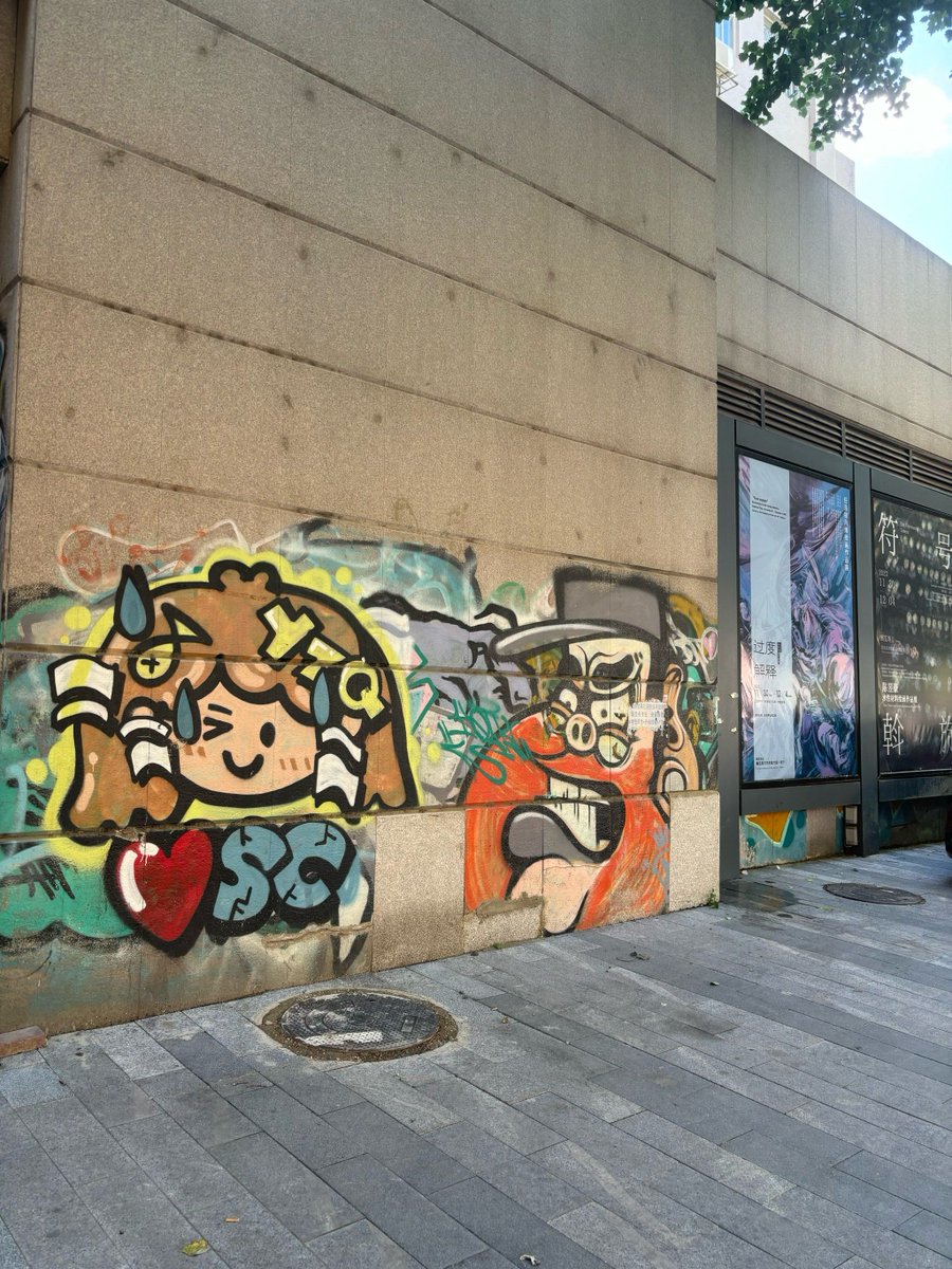 pr3tty_k1tty's tweet photo. Spent this evening getting inked in a live street art workshop—watching local artists turn blank walls into vibrant stories hits different. Creativity buzzing, paint on my hands, and a tiny artwork to take home. ， https://t.co/dzQ6Qazhkc