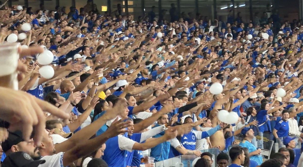 cruzoeiro's tweet photo. A torcida do Cruzeiro é MUITO FODA! Surreal a energia na arquibancada, o apoio, o envolvimento com o time e o jogo. Nada se compara a festa azul na arquibancada. O Cruzeiro é o mundo! https://t.co/v5zpWG05Mu