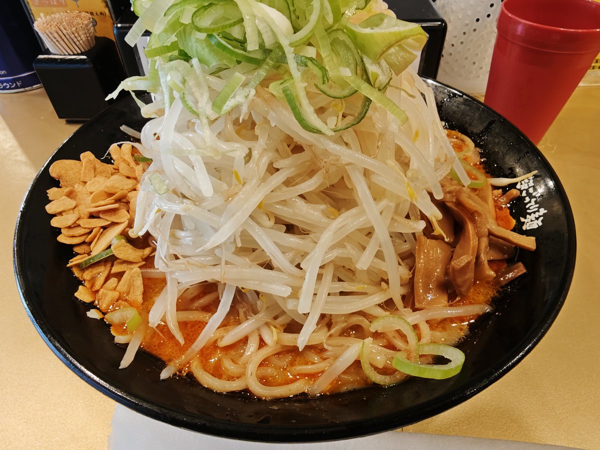 monsto660's tweet photo. ごっつ
冷やしタンタン麺 大盛
トッピングもやし

ニンニクチップ◎
スープはあっさり目の胡麻スープ
挽肉に見立てたほぐしチャーシューが味と辛味担当
ほぐしチャーシューと一緒に食べると美味しいけど
ないと味が薄すぎて…
いつもはしょっぱ目のスープともやしの相性抜群だけど
今回はもやしが裏目 https://t.co/kVLiY0YJYg