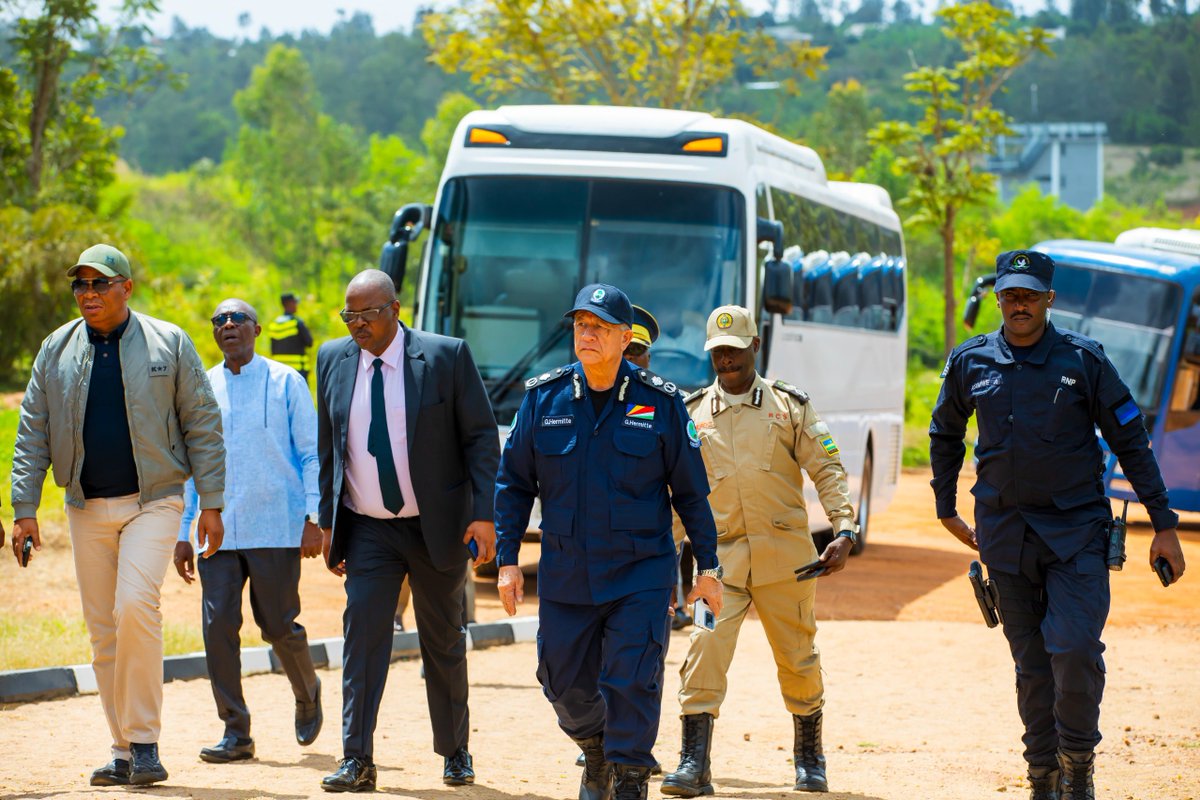 Rwandapolice's tweet photo. Commissioner, Hermitte yanakiriwe na mugenzi we, CG Felix Namuhoranye, mu biganiro byibanze ku gukomeza guteza imbere ubufatanye hagati y’inzego zombi za Polisi, by’umwihariko mu kongerera ubushobozi abapolisi no gukomeza kunoza umwuga w’izi nzego z’umutekano. https://t.co/ZhBy46pTqC