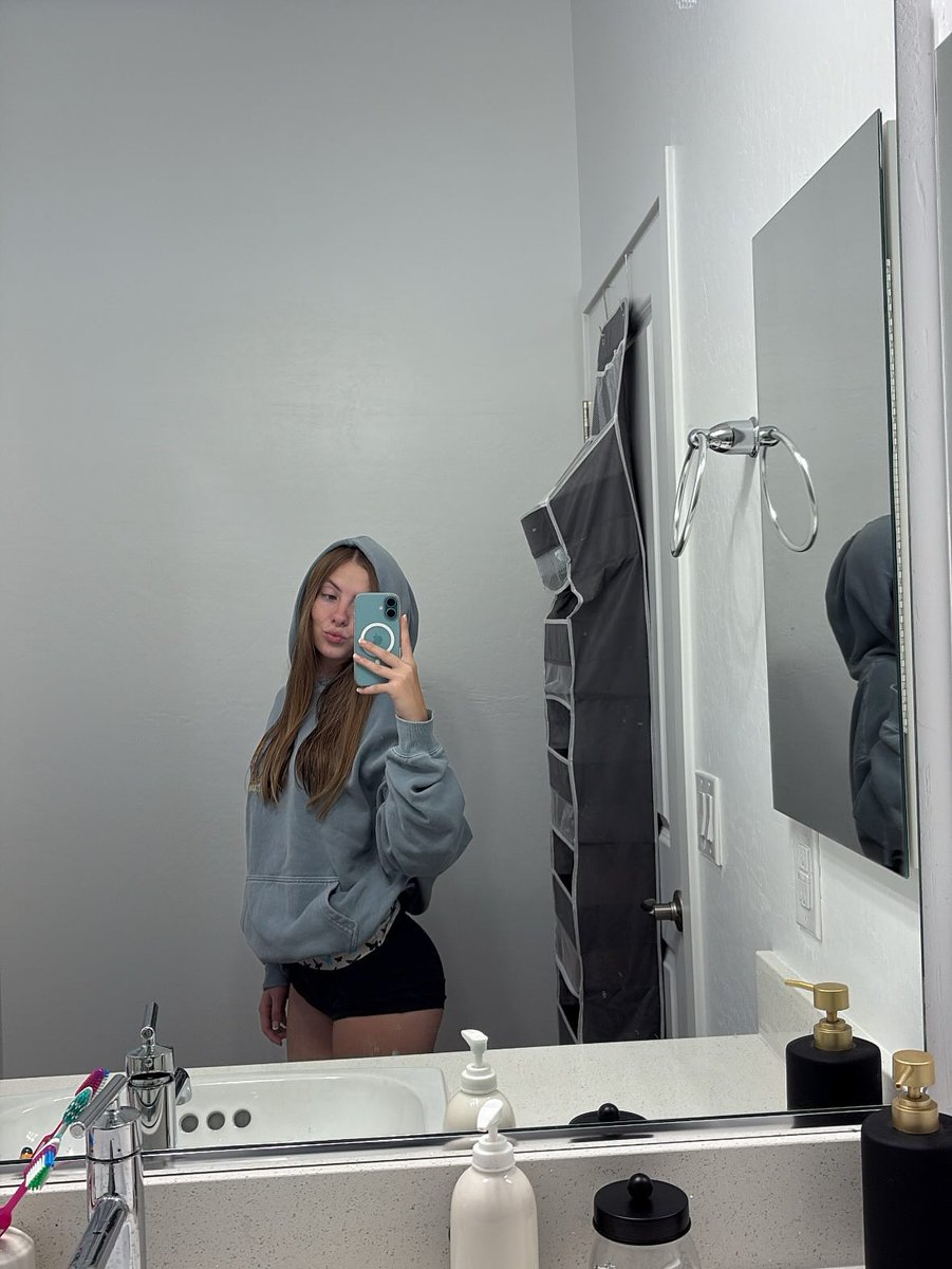 young_made76451's tweet photo. i love when teasing goes from cute n innocent to ‘ohh that turned you on, didnt it?' ANYBODY WANNA TRADE??? COMMENT IF YOUR DOWN OR JUST DM ME LOL 🤤 https://t.co/WHNmbgwCTB