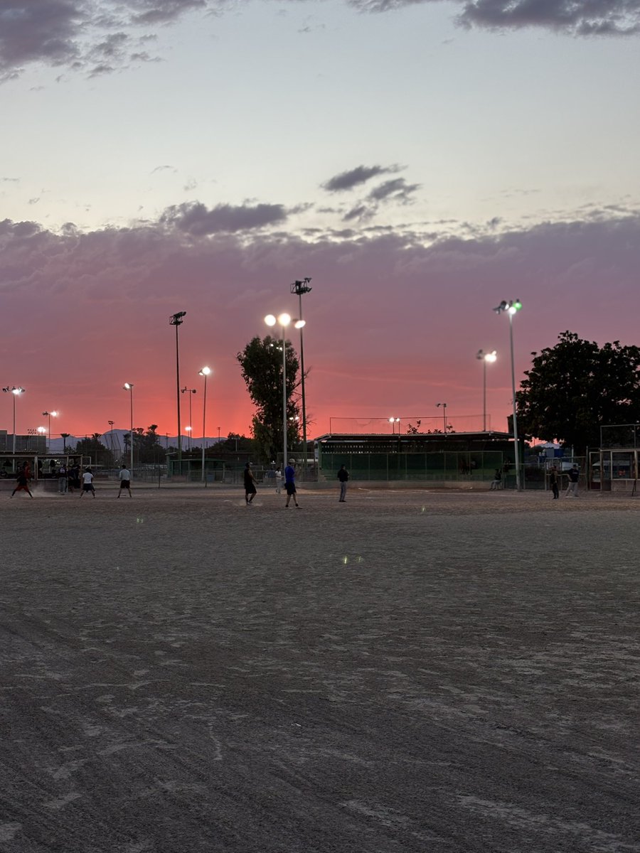 jaredhdz30's tweet photo. Loco por primera vez me siento bien en un equipo.
Me explican hasta el más mínimo detalle y eso es lo que me agrada… 🥎 https://t.co/rFvsYhJghG