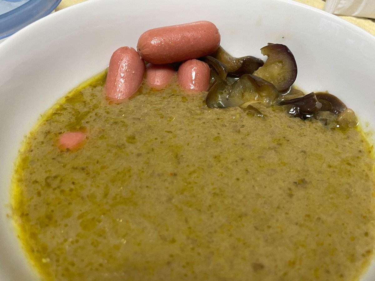 minayu's tweet photo. 今日のお昼はHARE GINZAのグリーンカレーの冷凍レトルトに炒めなすと小さなウィンナー！やはりなすは相性ヨシ！今発売中の揚げなす入りアースカレーも気になるところ。 https://t.co/41i0u8gCrg
