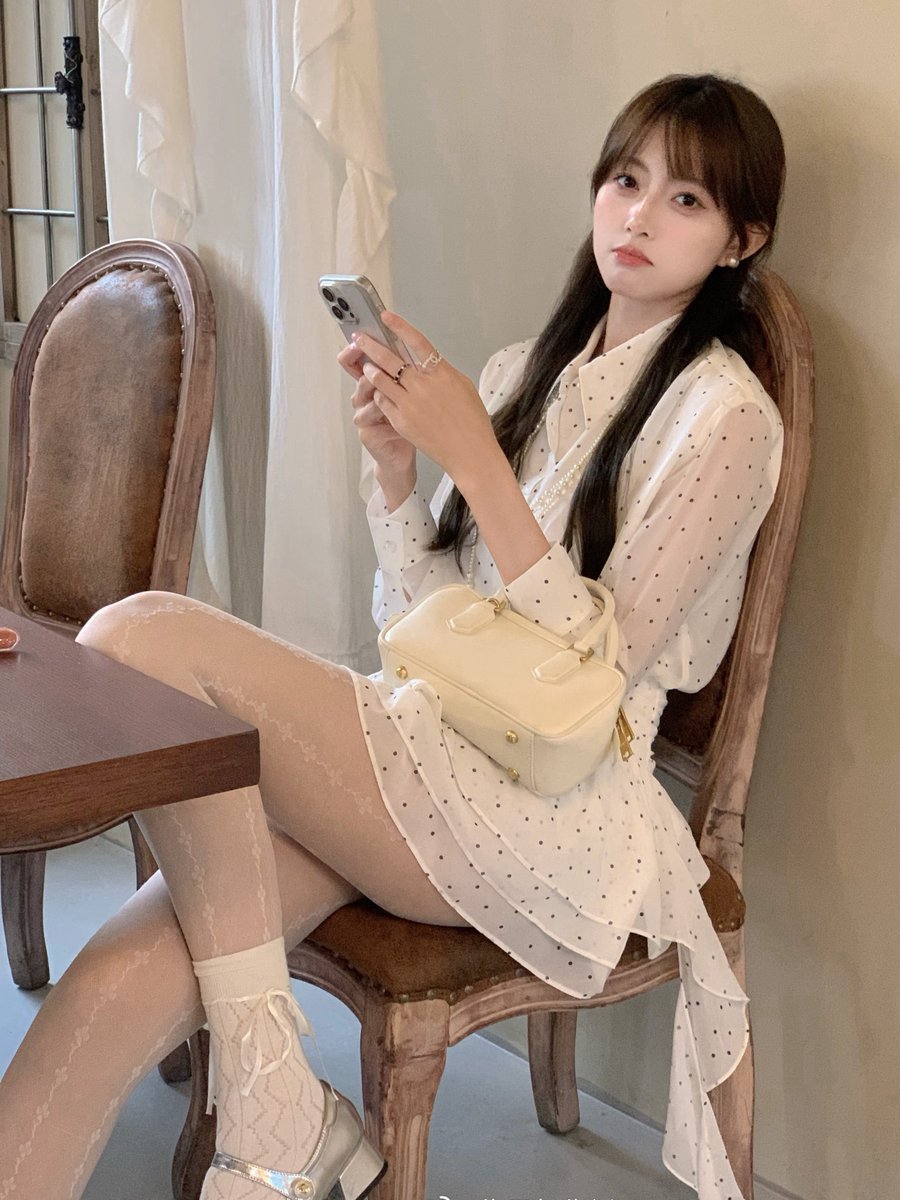 slutmachinex's tweet photo. 这张乖巧的初恋脸下，藏着一颗渴望被轮奸的心。白天在学校装清纯，晚上就在酒店里被几十根大鸡巴轮流内射。每次看到肉棒就发情，主动跪在地上磕头求操，哪怕被三通到躺在地上喷着淫水和浓精高潮也不停。这就是条天生的精厕母狗，专门给野爹们泄欲，连舍友骂她骚货她都爽得当场喷水。#意淫 #反差 #配文 https://t.co/r6gVME7LgV