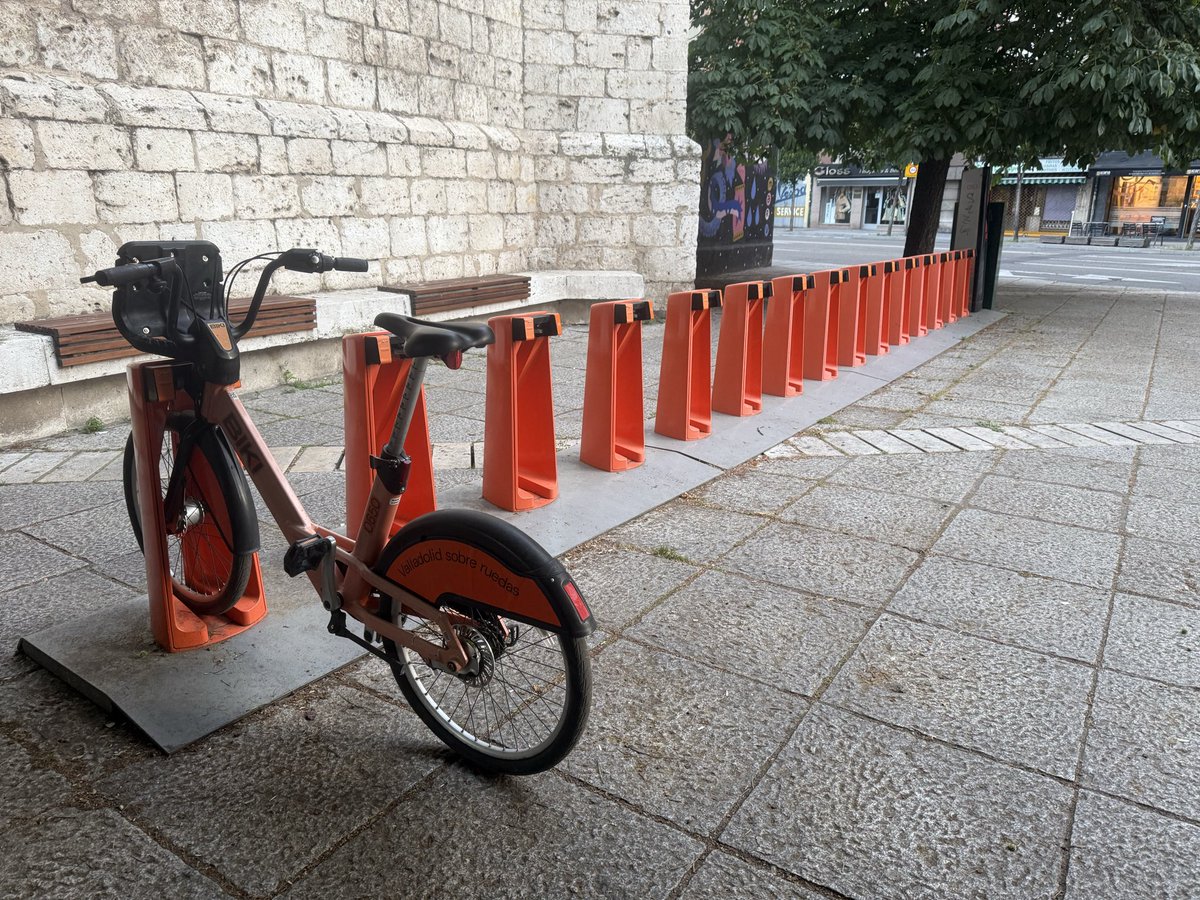 MaderPucela's tweet photo. Ni una sola bici eléctrica disponible por enésimo día consecutivo @BikiVLL @MovasaVLL 

El éxito de las bicis eléctricas en Valladolid es tan rotundo que ya se han convertido en un mito urbano. Dicen que si miras fijamente a la estación, aparece una. Yo sigo esperando. https://t.co/AWtsgTLOWD