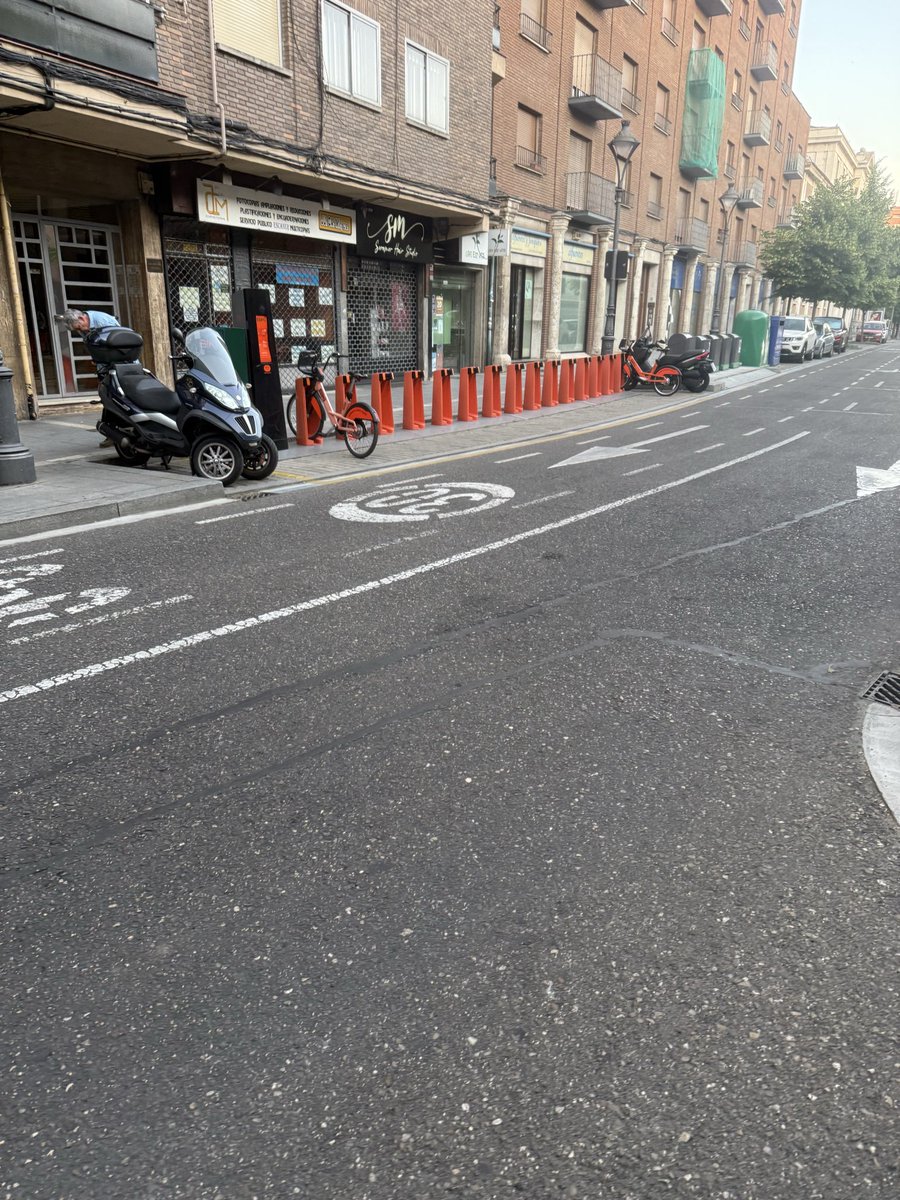 MaderPucela's tweet photo. Ni una sola bici eléctrica disponible por enésimo día consecutivo @BikiVLL @MovasaVLL 

El éxito de las bicis eléctricas en Valladolid es tan rotundo que ya se han convertido en un mito urbano. Dicen que si miras fijamente a la estación, aparece una. Yo sigo esperando. https://t.co/AWtsgTLOWD