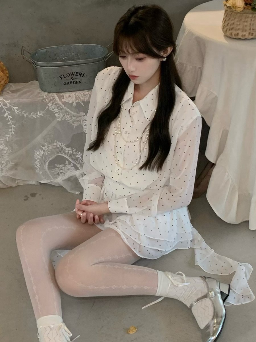 slutmachinex's tweet photo. 这张乖巧的初恋脸下，藏着一颗渴望被轮奸的心。白天在学校装清纯，晚上就在酒店里被几十根大鸡巴轮流内射。每次看到肉棒就发情，主动跪在地上磕头求操，哪怕被三通到躺在地上喷着淫水和浓精高潮也不停。这就是条天生的精厕母狗，专门给野爹们泄欲，连舍友骂她骚货她都爽得当场喷水。#意淫 #反差 #配文 https://t.co/r6gVME7LgV