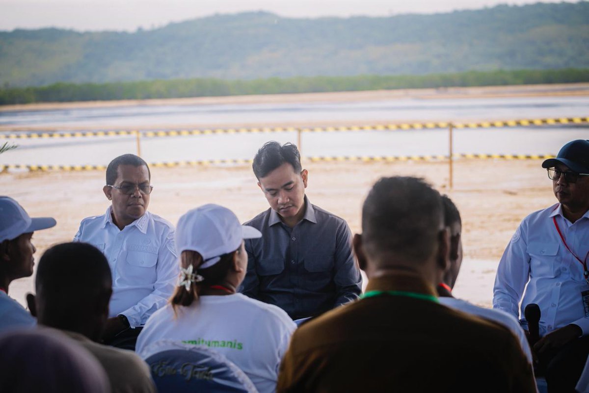 Kodam9Udayana's tweet photo. Wapres Puji Dandim dan Danrem atas Pembangunan KDKMP di Pulau Rote
#RoteNdao #KDKMP #WapresRI #Kodim1627RoteNdao #Danrem #PembangunanDaerah #EkonomiMasyarakat #NTT #BersamaMembangun #TNIUntukRakyat https://t.co/OUJnRiqUcV