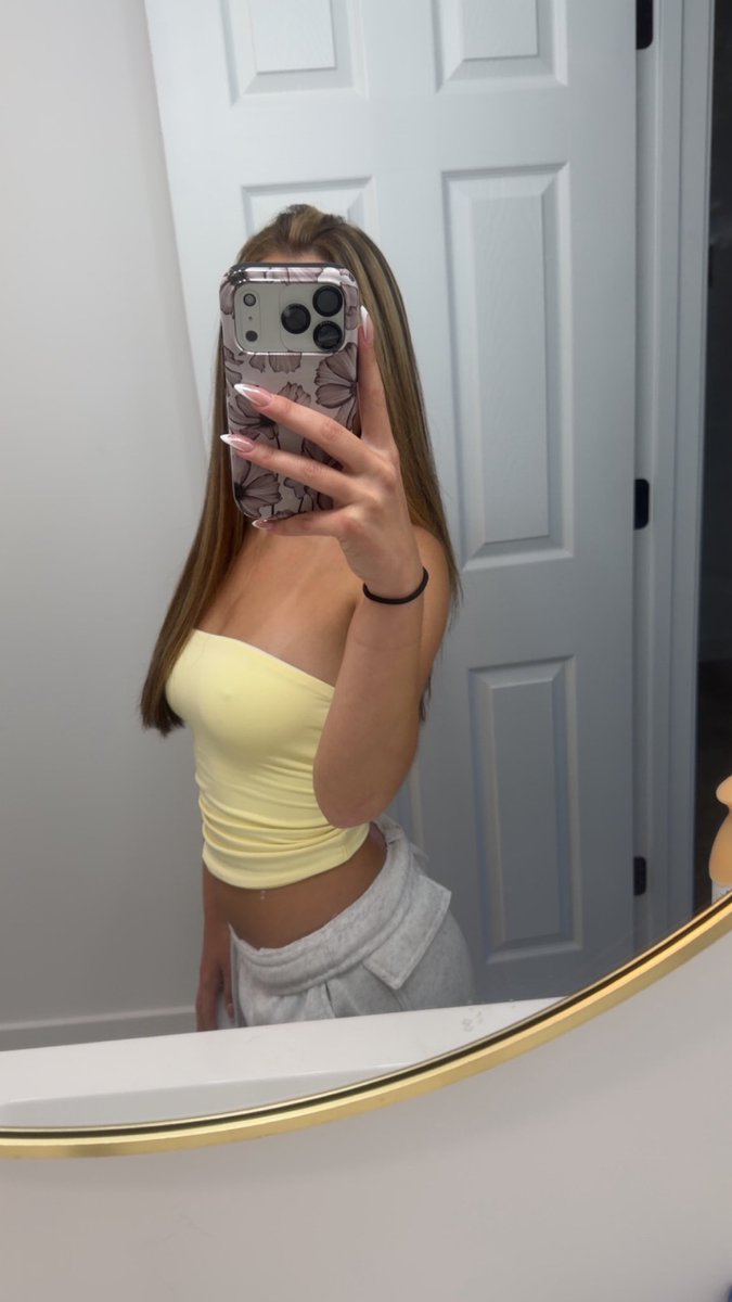 sadies88's tweet photo. would you open my snapchat? 🫣👀 https://t.co/6od7fnU30w