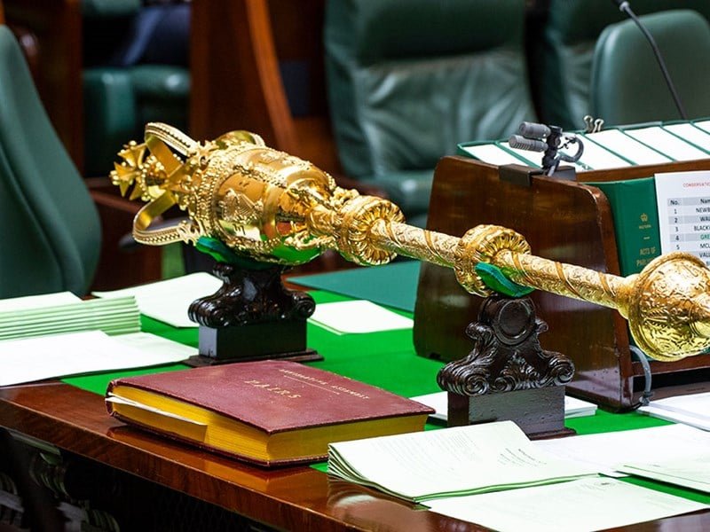 DannyHurst's tweet photo. The Gold Mace is the symbol of the power of the monarch in parliament,  which is unable to meet, function or pass laws without its presence.

https://t.co/xu6kjDyzEE

Unusual Histories is in trouble. Please consider donating or sharing.

https://t.co/BZLdqKSVng https://t.co/JblgfinuDg
