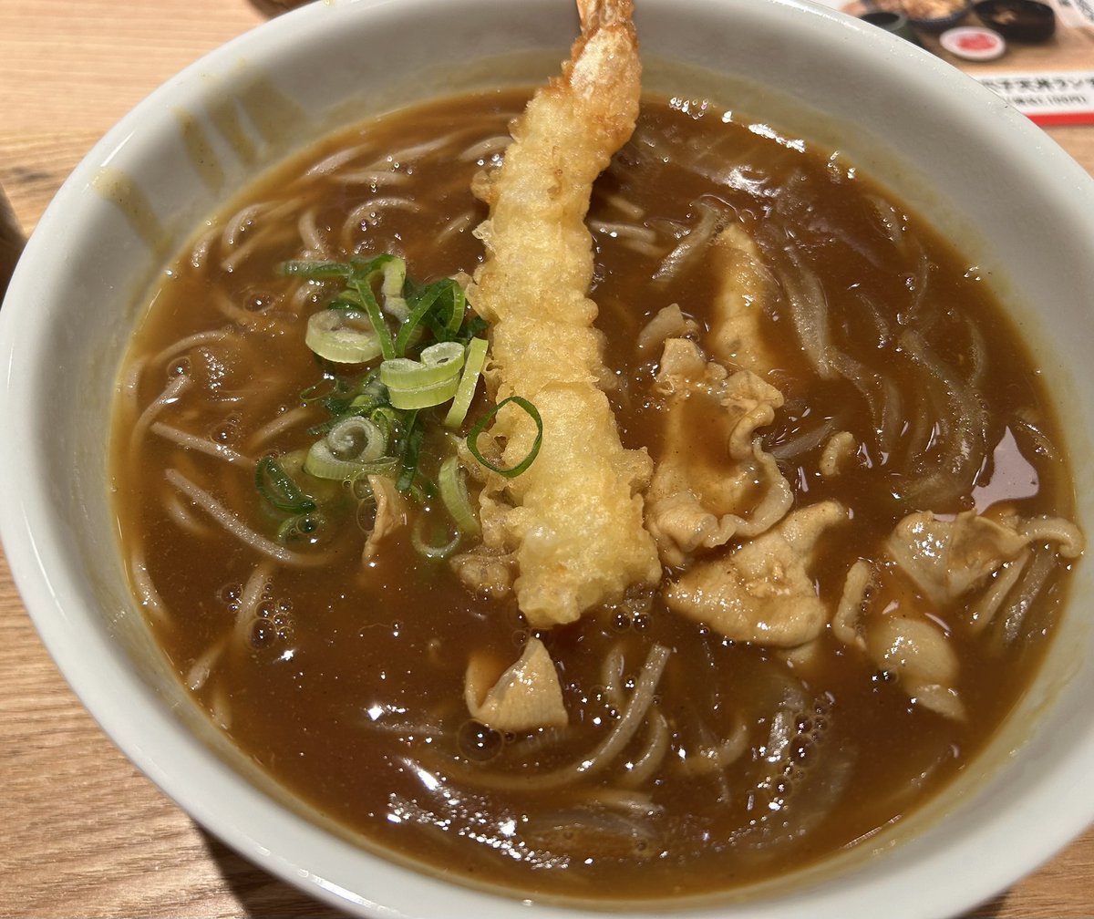 MMichikoMM's tweet photo. いざ、エプロンをもらって食べると、服にも飛ばさないね😆 https://t.co/dR7lEMxcJf