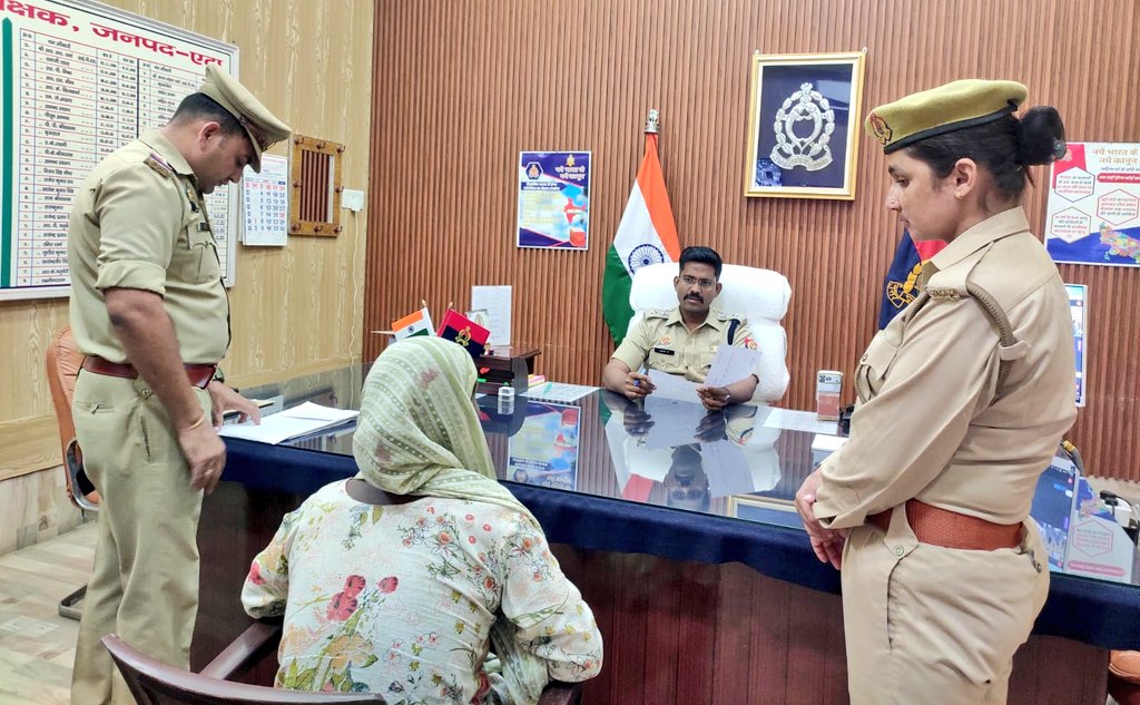 Etahpolice's tweet photo. एटा~ वरिष्ठ पुलिस अधीक्षक एटा द्वारा पुलिस कार्यालय पर आये फरियादियों की समस्याओं को सुनकर उनकी समस्याओं का उचित, गुणवत्तापूर्ण एवं समयबद्ध निस्तारण कराया जा रहा है।
#UPPolice 
#जनसुनवाई https://t.co/XZqjahRvoK