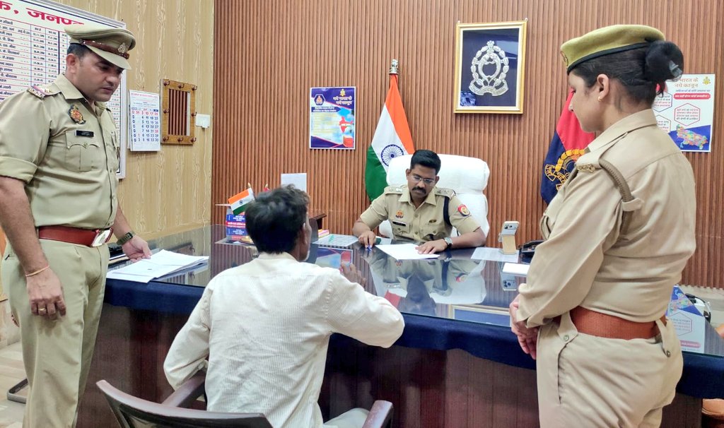 Etahpolice's tweet photo. एटा~ वरिष्ठ पुलिस अधीक्षक एटा द्वारा पुलिस कार्यालय पर आये फरियादियों की समस्याओं को सुनकर उनकी समस्याओं का उचित, गुणवत्तापूर्ण एवं समयबद्ध निस्तारण कराया जा रहा है।
#UPPolice 
#जनसुनवाई https://t.co/XZqjahRvoK