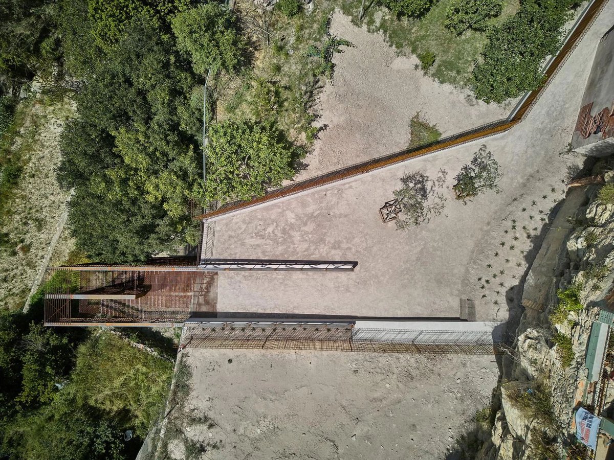 arquitect_viva's tweet photo. Escalera mirador en la Vall del Paradís de Manresa
Comas Pont arquitectes
https://t.co/tOX8ZePtAU
La intervención recupera un tramo desaparecido del histórico Camino de Ignacio de Loyola en Manresa, conectando nuevamente el Pont Vell, la Creu del Tort y el entorno del Pozo de Luz. El camino formaba parte de la vida cotidiana del barrio de Les Escodines y era utilizado por sus vecinos, especialmente por las mujeres que bajaban a lavar la ropa al río Cardener.
La nueva escalera salva un desnivel de 13 metros entre dos terrazas rocosas y crea un mirador abierto al valle, al río Cardener y a la montaña de Montserrat.