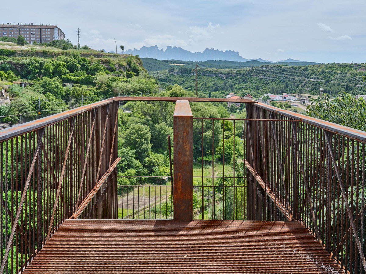 arquitect_viva's tweet photo. Escalera mirador en la Vall del Paradís de Manresa
Comas Pont arquitectes
https://t.co/tOX8ZePtAU
La intervención recupera un tramo desaparecido del histórico Camino de Ignacio de Loyola en Manresa, conectando nuevamente el Pont Vell, la Creu del Tort y el entorno del Pozo de Luz. El camino formaba parte de la vida cotidiana del barrio de Les Escodines y era utilizado por sus vecinos, especialmente por las mujeres que bajaban a lavar la ropa al río Cardener.
La nueva escalera salva un desnivel de 13 metros entre dos terrazas rocosas y crea un mirador abierto al valle, al río Cardener y a la montaña de Montserrat.