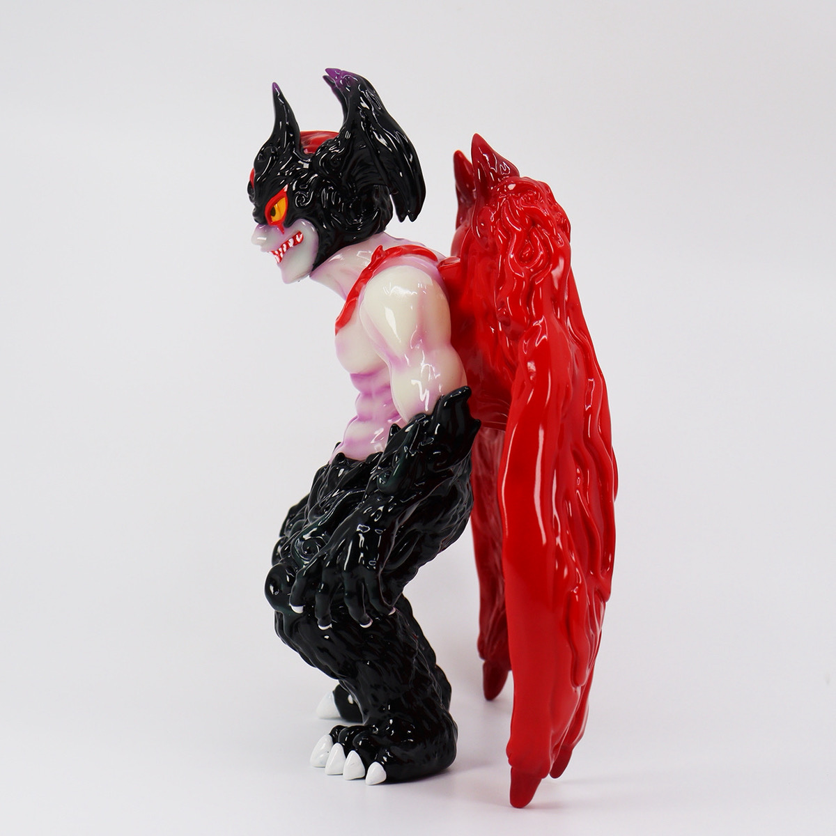 hakaba_gallery's tweet photo. 【ソフビ抽選情報】《DEVIL TOYS Attack》対面式販売会 にデビルマン（GID）が登場！
筋肉の造形や翼へ流れるディテールまで細かく作り込まれ、迫力あふれる存在感を演出。
クラシックな『デビルマン』像と現代的アートトイテイストを融合した、見逃せない注目作だ!!
https://t.co/x6c7Cxwqdd https://t.co/GNutPXl3VC